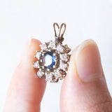 Ciondolo vintage in oro bianco 14K con zaffiro (0.50ct ca.) e diamanti di taglio brillante (0.40ctw ca.), anni ‘70