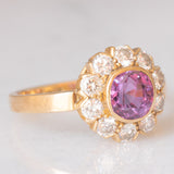 Anello a margherita vintage in oro giallo 18K con zaffiro rosa (1.70ct ca.) e diamanti di taglio brillante (1ctw ca.), anni ‘60/‘70