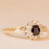 Anello a margherita vintage in oro giallo e bianco 9K con zaffiro (0.40ct ca.) e diamanti (0.14ctw ca.)
