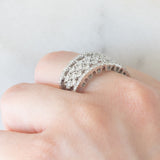 “Cinque anelli in uno” Anello vintage a fascia con cinque anelli collegati tra di loro in oro bianco 18K con diamanti di taglio brillante (1.40ctw ca.)