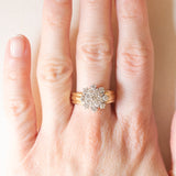 Anello a fiore vintage in oro giallo e bianco 14K con diamanti di taglio brillante (0.95ctw ca.), anni ‘60/‘70