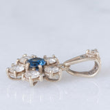 Ciondolo a margherita vintage in oro bianco 14K con zaffiro (0.20ct ca.) e diamanti di taglio brillante (0.50ctw ca.), anni ‘70/‘80