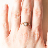 Anello vintage in oro giallo 8K con acquamarina (0.45ct ca.) e decorazioni floreali, anni ‘60/‘70