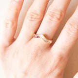 Anello vintage a “V” in oro giallo 18K con rubini (0.24ctw ca.) e con diamanti (0.30ctw ca.), anni ‘70/‘80