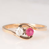 Anello Toi et Moi in oro giallo 14K con rubino sintetico (0.17ct ca.) e diamante di taglio vecchia Europa (0.15ct ca.), anni ‘10/‘20