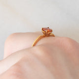 Solitario vintage in oro giallo 9K con zaffiro arancione sintetico (0.56ct)