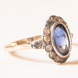 Anello a margherita antico in oro giallo 8K e argento con zaffiro (1.40ct ca.) e paste di vetro bianche, primi del ‘900