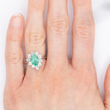 Anello a margherita vintage in platino con smeraldo di taglio a goccia (1.05ct) e diamanti di taglio brillante (1ctw), anni ‘80