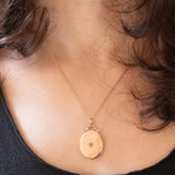 Ciondolo portafoto antico con lamina in oro giallo 9K su metallo e con diamante, anni ‘10/‘20