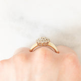 Anello a fiore con fede in oro giallo 14K con diamanti di taglio brillante (1ctw ca.), anni ‘80