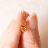 Orecchini punto luce vintage in oro giallo 9K con quarzi citrini (0.40ct ca.), anni ‘70