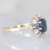 Anello a margherita vintage in oro bianco 14K con zaffiro (1ct ca.) e diamanti (0.24ctw ca.), anni ‘60/‘70