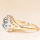 Anello a margherita vintage in oro giallo e bianco 9K con spinello sintetico azzurro (1ct ca.) e diamanti (0.05ctw ca.), anni ‘90