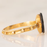 Raro anello rosario antico in oro giallo 18K con onice e perline bianche, fine ‘800/inizio ‘900