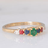 Veretta vintage in oro giallo 9K con smeraldo (0.10ct ca.), rubini (0.10ctw ca.), zaffiri (0.10ctw ca.) e zirconi bianchi