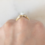Anello a margherita vintage in oro giallo 14K con perla bianca e diamanti di taglio brillante (0.08ctw ca.), anni ‘60