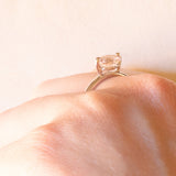 Solitario vintage in oro bianco 9K con morganite rosa chiaro (0.60ct ca.)