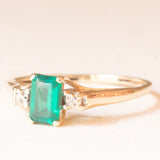 Trilogy vintage in oro giallo 9K con smeraldo sintetico (0.40ct ca.) e diamanti (0.02ctw ca.), anni ‘60/‘70