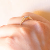 Anello vintage in oro giallo 9K con opale (0.15ct ca.), anno 1987