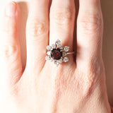 Anello a fiocco di neve vintage in oro bianco 18K con granato (2ct ca.) e diamanti di taglio brillante (1.50ctw ca.), anni ‘80