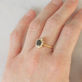 Anello a margherita vintage in oro giallo 18K con zaffiro (0.70ct ca.) e diamanti di taglio brillante (0.40ctw ca.), anni ‘80/‘90