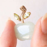 Collana vintage con catenina in oro giallo 9K e con ciondolo a forma di mela in oro giallo 9K con giada verde chiaro e peridoti, anni ‘80