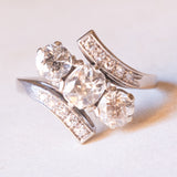 Anello antico in oro bianco 18K con diamanti (centrali di taglio vecchia miniera e per un totale di 2ct ca.), anni ‘40