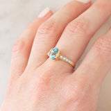 Anello in oro giallo 9K con zircone azzurro (1.63ct) e zirconi bianchi