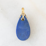Collana moderna con filo di vetri blu e con pendente in oro giallo 18K con lapislazzuli, smeraldo e diamante