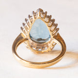 Anello a margherita moderno in oro giallo e bianco 9K con topazio azzurro (5.50ct ca.) e diamanti (0.12ctw ca.)