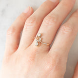 Anello Art Nouveau in oro giallo e bianco 14K con diamanti di taglio vecchia miniera (0.30ctw ca.) e di taglio rosetta, anni ‘20