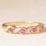 Veretta vintage in oro giallo e bianco 9K con rubini (0.25ctw ca.) e diamanti (0.03ctw ca.), anni ‘70/‘80