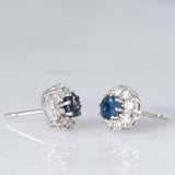 Orecchini a margherita vintage in oro bianco 14K con topazi blu (0.70ctw ca.) e diamanti (0.32ctw ca.), anni ‘70