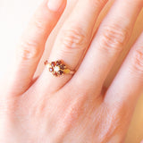 Anello a fiore vintage in oro giallo 9K con opale (0.05ct ca.) e granati (0.36ctw ca.), anno 1975