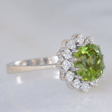 Anello a margherita vintage in oro bianco 14K con peridoto verde (2.60ct ca.) e diamanti di taglio brillante (0.36ctw ca.), anni ‘70/‘80