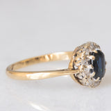 Anello a margherita vintage in oro giallo 9K con zaffiro (0.75ct ca.) e diamanti (0.10ctw ca.), anno 1981