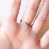 Anello “triplo” antico in oro giallo 14K con pietra imitazione di rubino, diamante di taglio vecchia miniera (0.18ct ca.) e zaffiro, anni ‘10/‘20