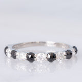 Mezzo eternity in platino con diamanti bianchi e neri (1ctw), anni ‘2000