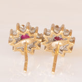 Orecchini a margherita in oro giallo e bianco 9K con rubini (0.30ctw ca.) e diamanti (0.20ctw ca.), anni ‘60/‘70