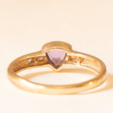Anello vintage in oro giallo 9K con ametista di taglio trillion (0.45ct ca.) e diamanti di taglio brillante (0.09ctw ca.), anni ‘70