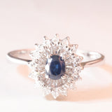 Anello a margherita vintage in oro bianco 18K con zaffiro (0.40ct ca.) e diamanti (0.16ctw ca.), anni ‘60/‘70