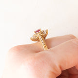 Anello ballerina vintage in oro giallo 18K con rubino di taglio a goccia (0.35ct ca.) e diamanti di taglio brillante e tapered (1ctw ca.), anni ‘70