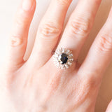 Anello a margherita vintage in oro bianco 18K con zaffiro (1.50ct ca.) e diamanti (0.30ctw ca.), anni ‘70