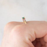 Veretta vintage in oro giallo 9K con smeraldo (0.10ct ca.), rubini (0.10ctw ca.), zaffiri (0.10ctw ca.) e zirconi bianchi