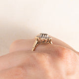 Anello a margherita vintage in oro giallo e bianco 9K con zaffiro (0.60ct ca.) e diamanti (0.12ctw ca.), anno 1982