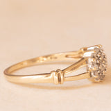 Anello a fiore vintage in oro giallo e bianco 9K con diamanti (0.10ctw ca.), anni ‘70