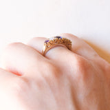 Anello veretta vintage in oro giallo 9K con opali (0.20ctw ca.) e ametista (0.40ctw ca.), anni ‘70