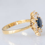 Anello a margherita navette in oro giallo 18K con zaffiro (1ct ca.) e diamanti di taglio brillante (0.75ctw ca.), anni ‘60/‘70
