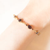 Braccialetto semirigido vintage in oro giallo 8K con granati (7ctw ca.), anni ‘60/‘70