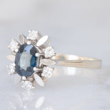 Anello a margherita vintage in oro bianco 14K con zaffiro (1ct ca.) e diamanti (0.24ctw ca.), anni ‘60/‘70